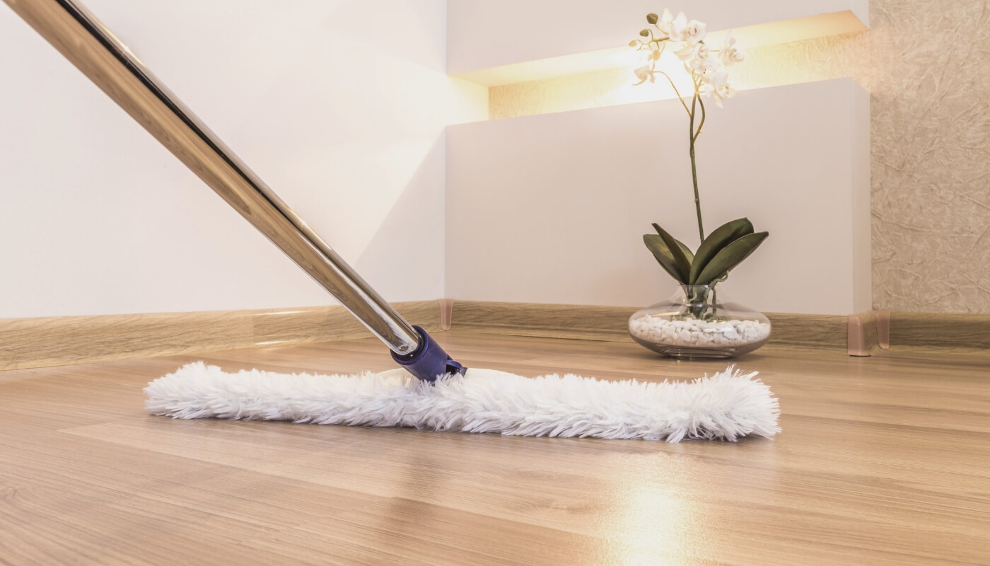 tips membersihkan noda di lantai