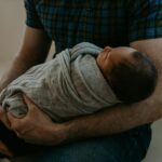 Tips menggendong bayi